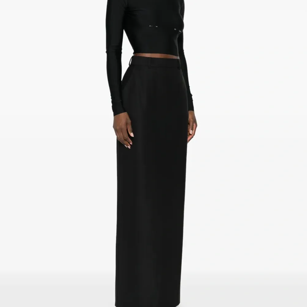 Кроп-топ с пирсинг-декором