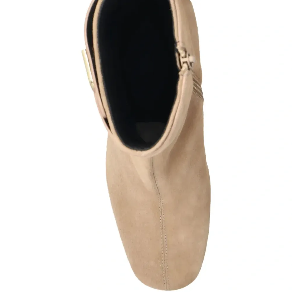 Ботинки на каблуке с пряжкой