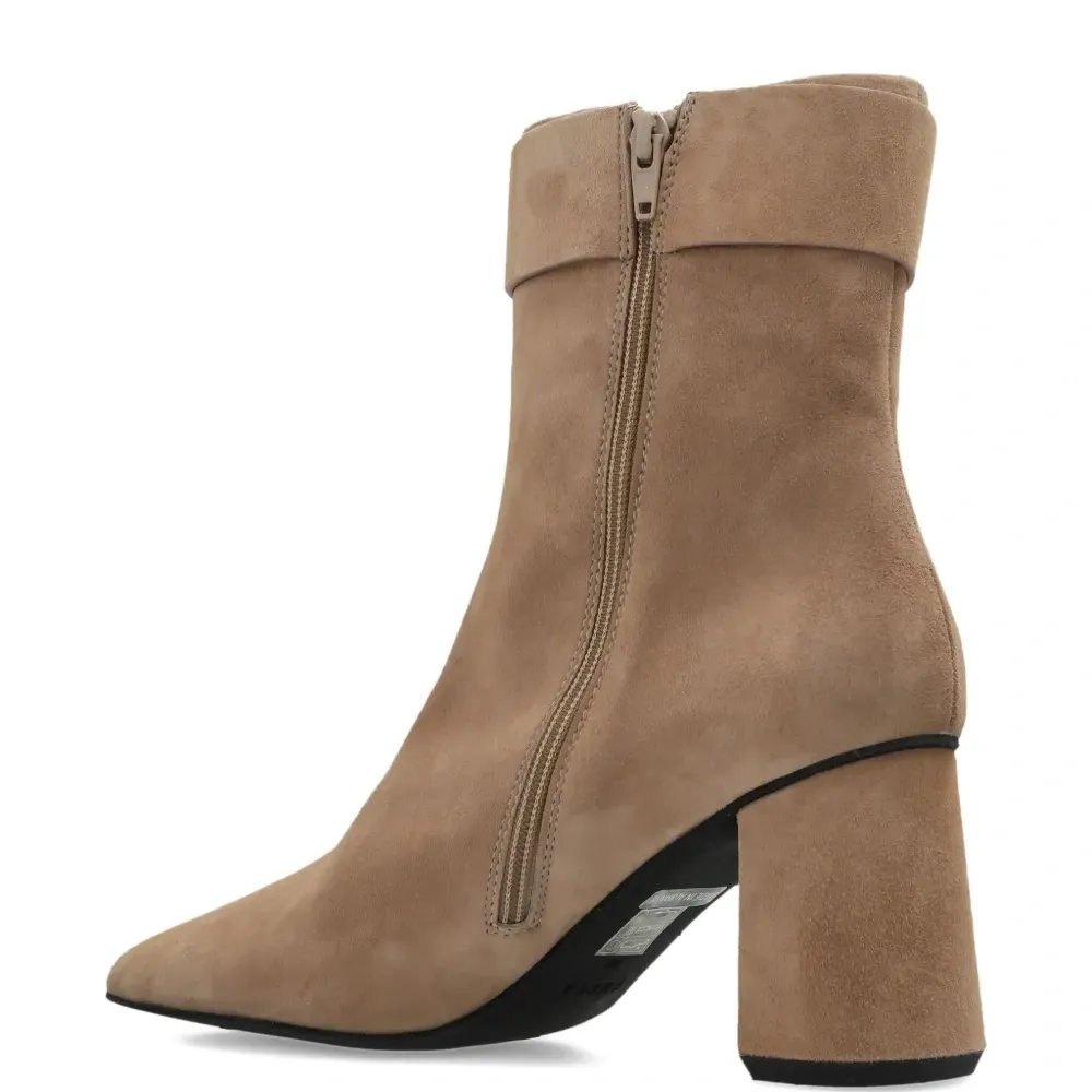 Ботинки на каблуке с пряжкой