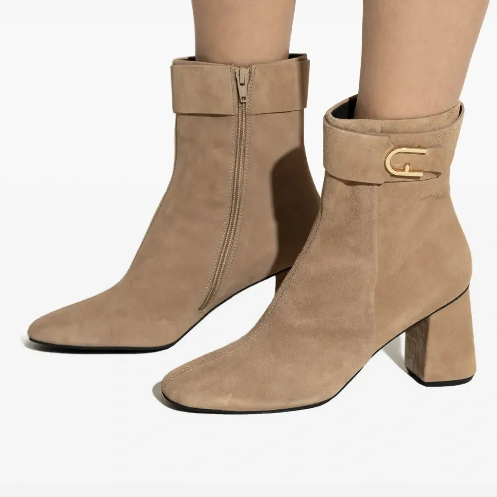 Ботинки на каблуке с пряжкой