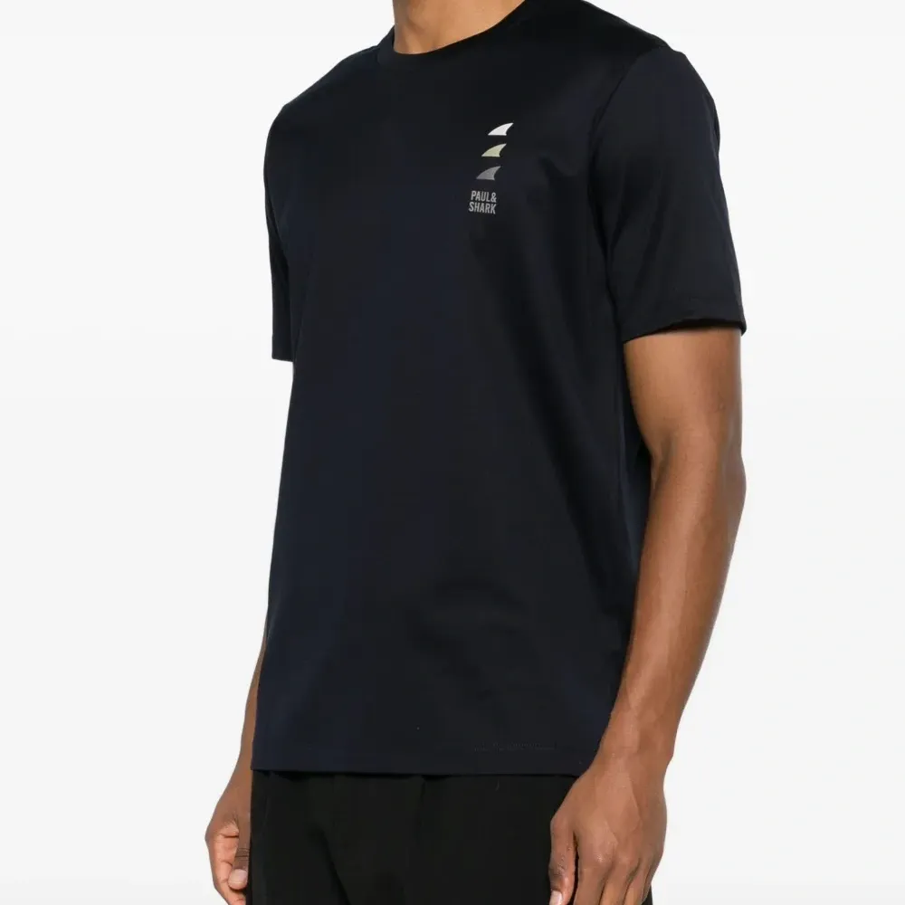 Футболка с логотипом