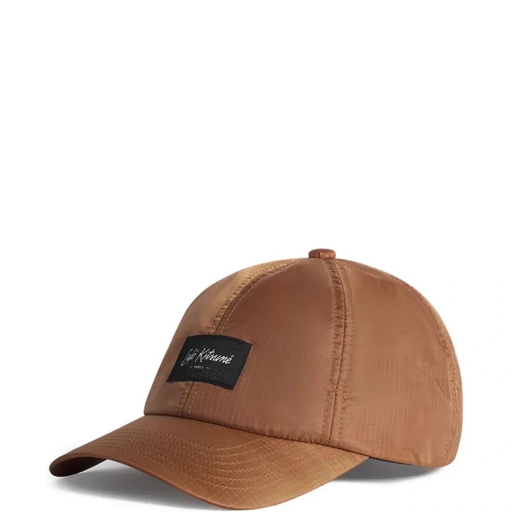 Бейсболка с нашивкой-логотипом