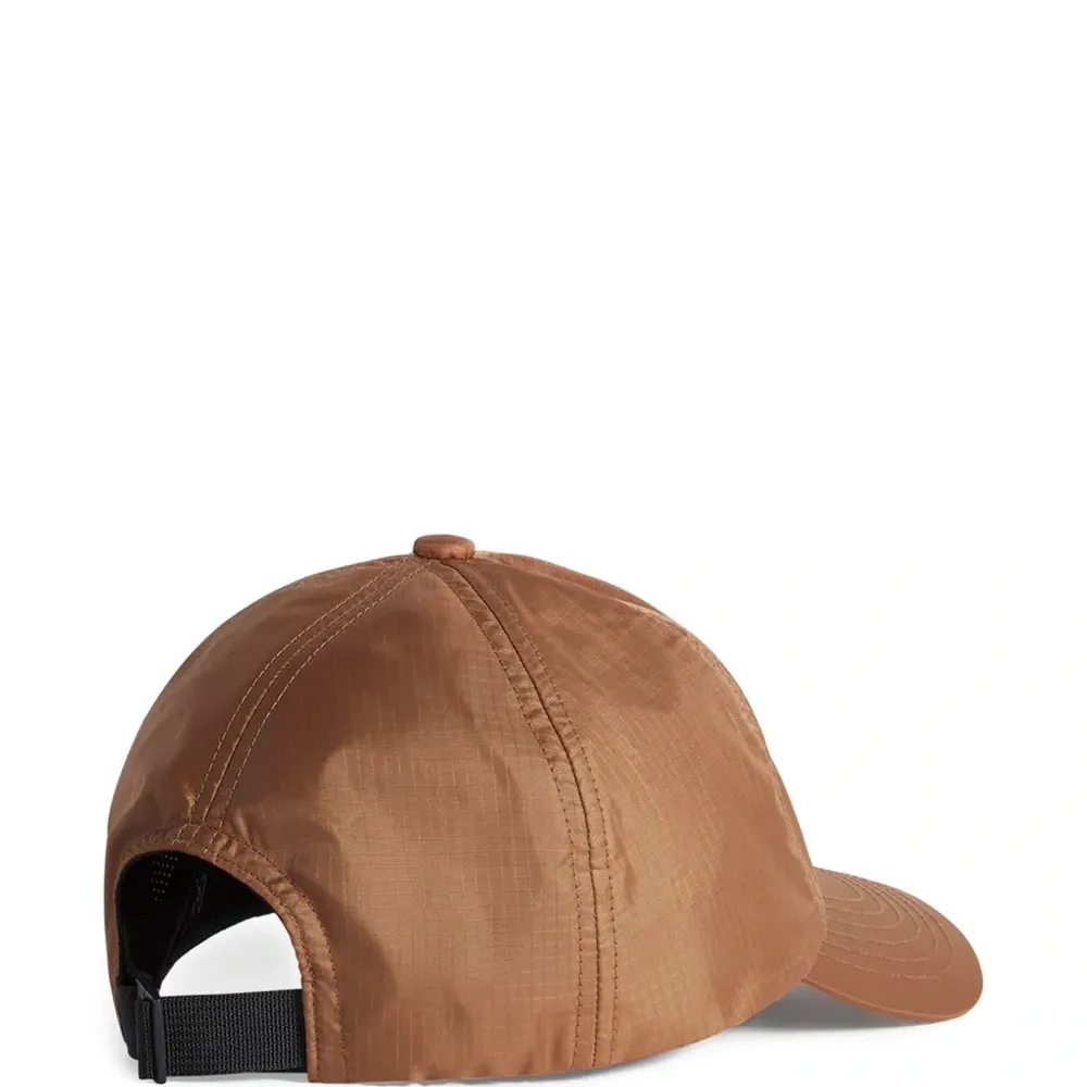 Бейсболка с нашивкой-логотипом