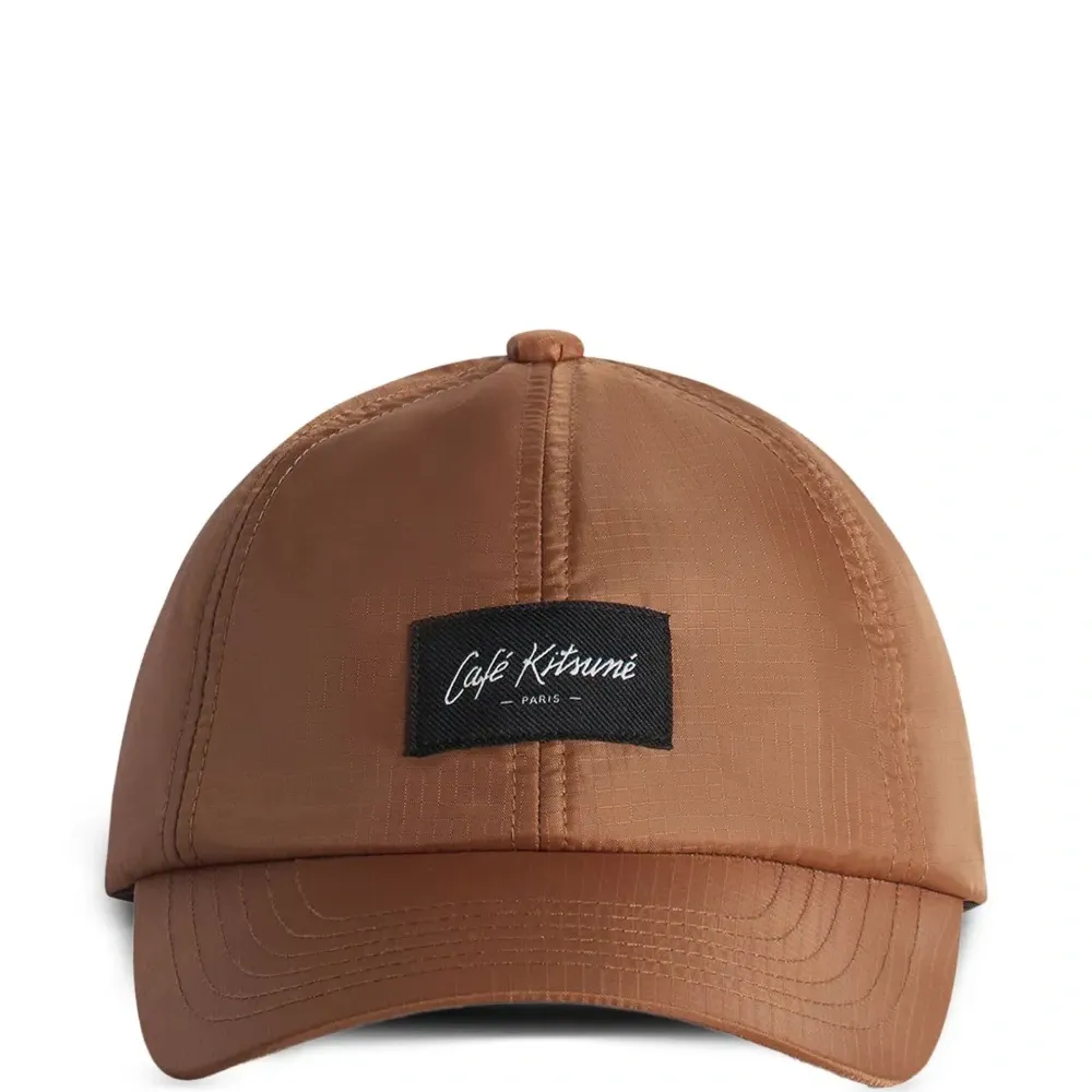 Бейсболка с нашивкой-логотипом