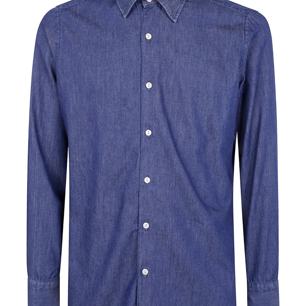 Джинсовая рубашка на пуговицах