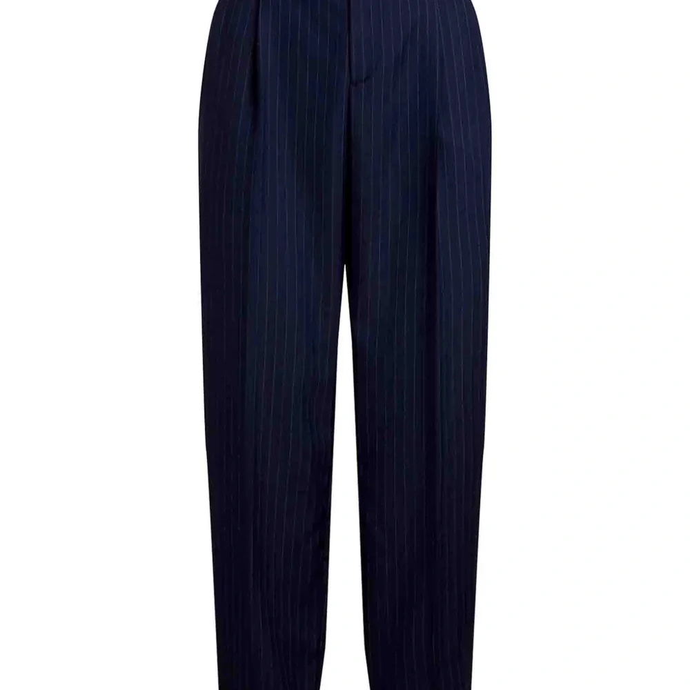 Брюки в тонкую полоску