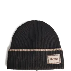 Шапка с нашитой тканой этикеткой