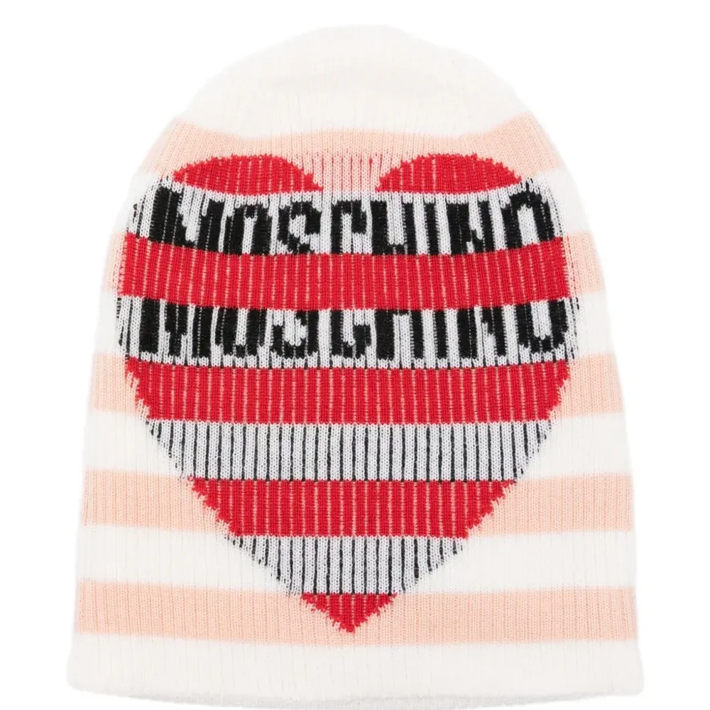 Шапка с полосками и сердцем