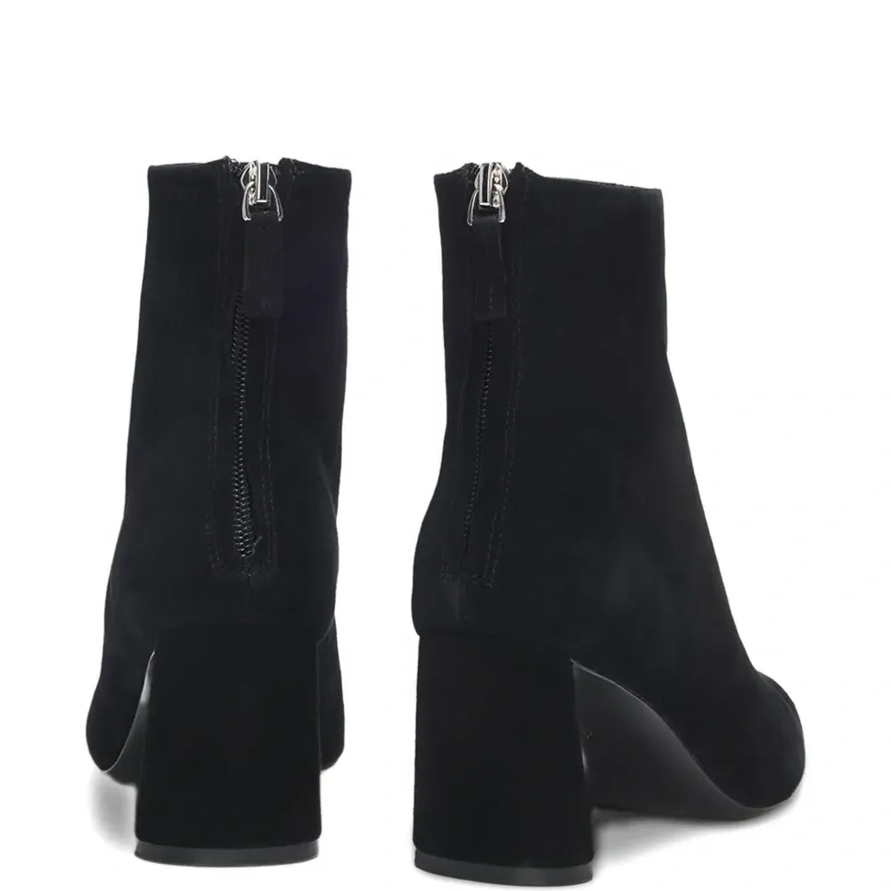 Ботинки на толстом каблуке с зауженным носком