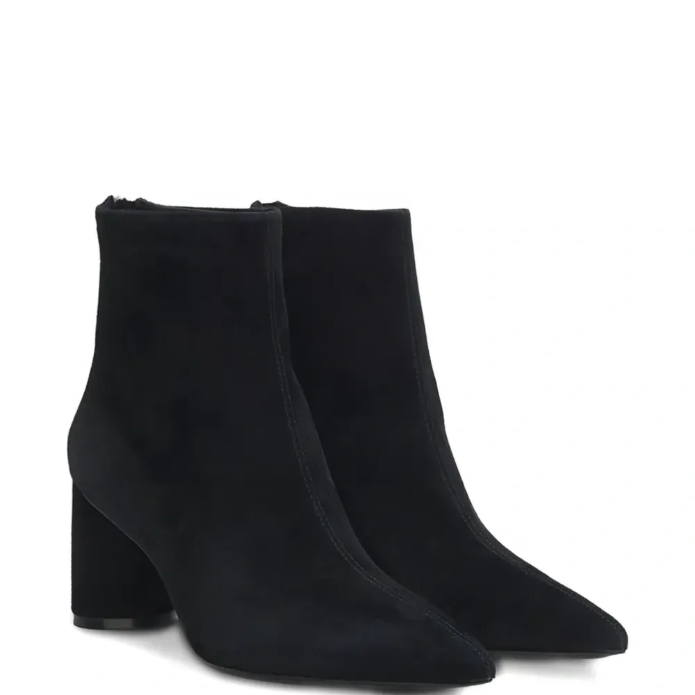 Ботинки на толстом каблуке с зауженным носком