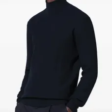 Свитер с воротником-гольф