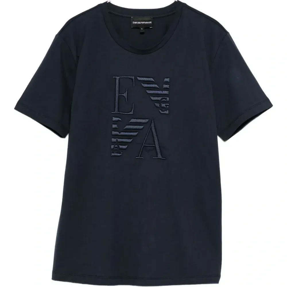 Футболка с вышитым логотипом