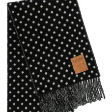 Шарф с бахромой и узором в горох