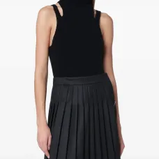 Топ с вырезами и воротником-гольф Топ с вырезами и воротником-гольф