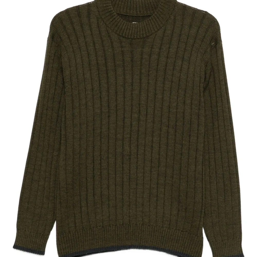 Свитер с круглым вырезом