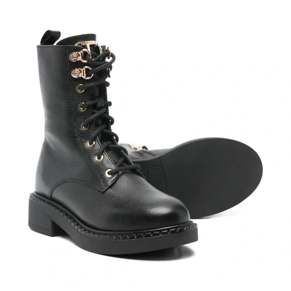 Ботинки на шнуровке с подвеской-логотипом