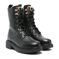 Ботинки на шнуровке с подвеской-логотипом