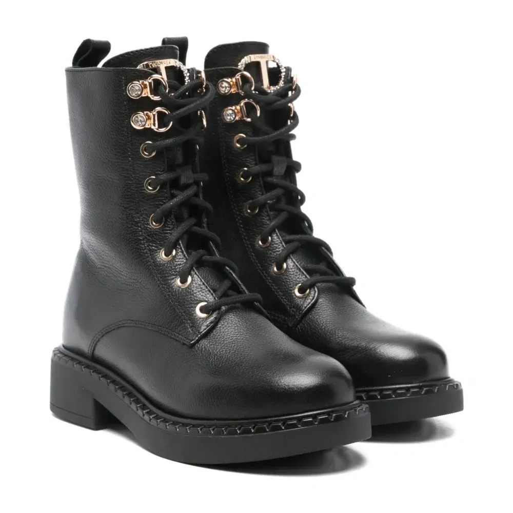 Ботинки на шнуровке с подвеской-логотипом