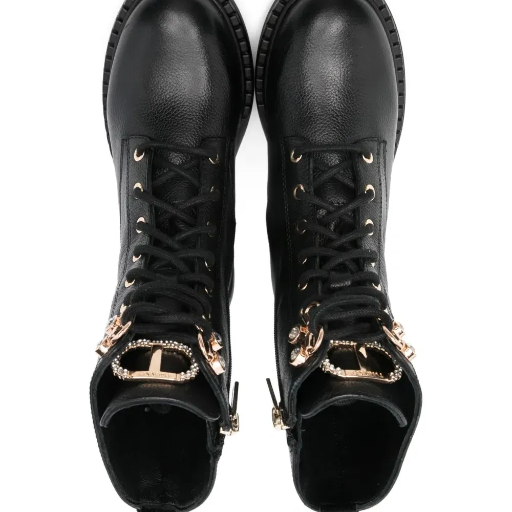 Ботинки на шнуровке с подвеской-логотипом