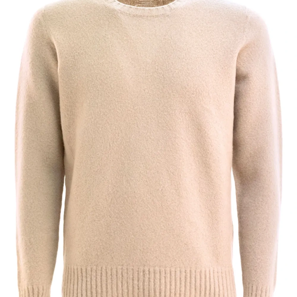 Вязаный свитер с круглым вырезом