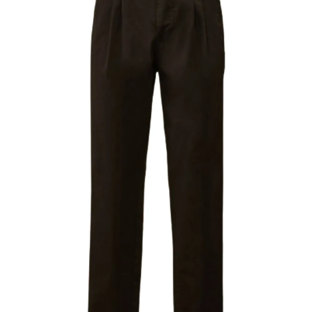 Брюки с карманами и стрелками