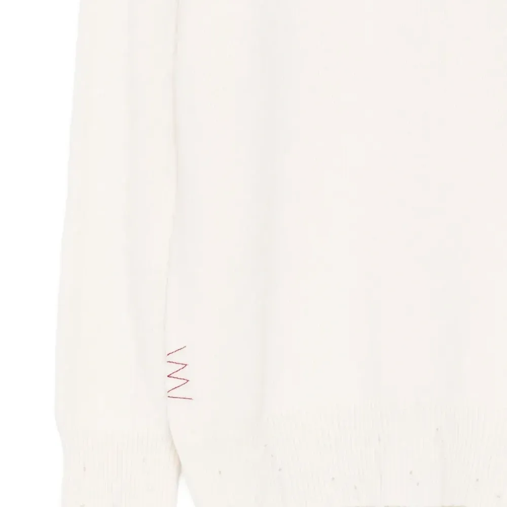 Вязаный свитер с вышивкой и высоким воротом