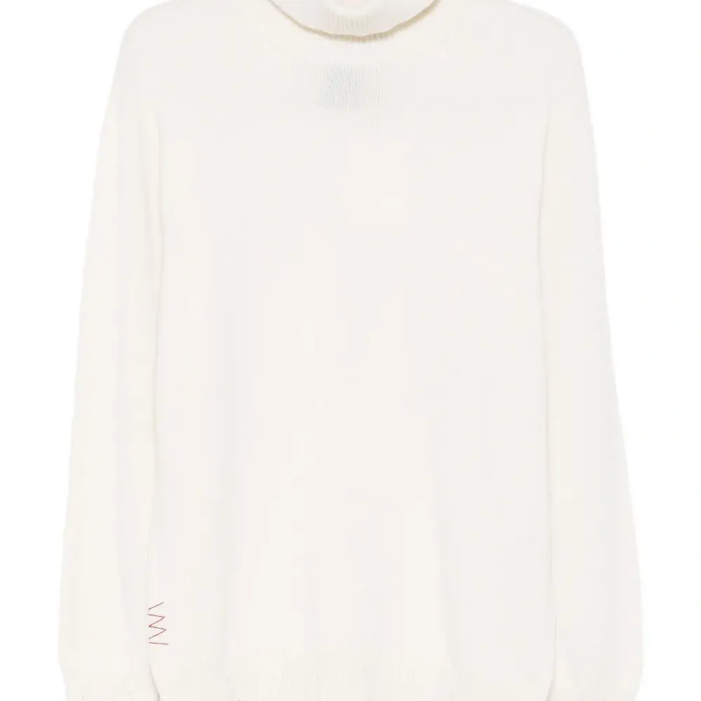 Вязаный свитер с вышивкой и высоким воротом