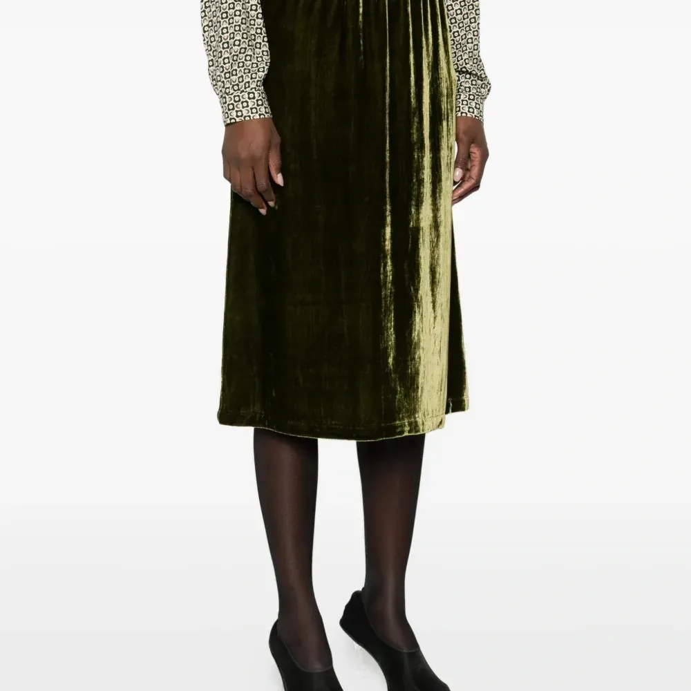 Велюровая миди-юбка на эластичном поясе