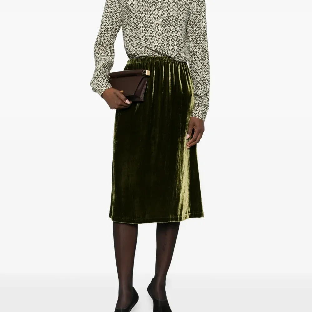 Велюровая миди-юбка на эластичном поясе