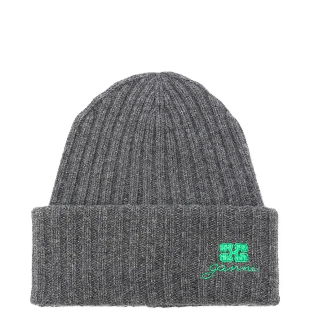 Вязаная шапка с вышивкой