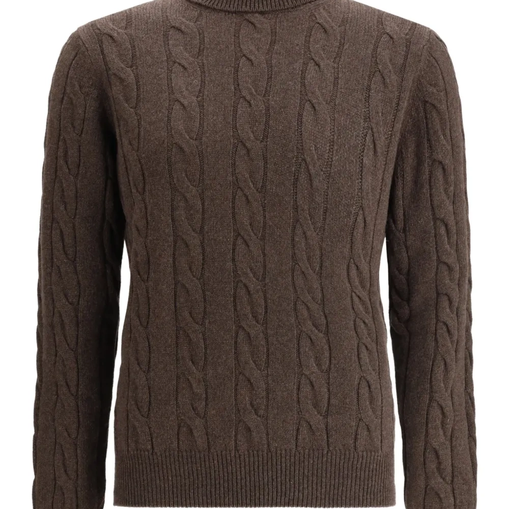 Свитер с косичкой