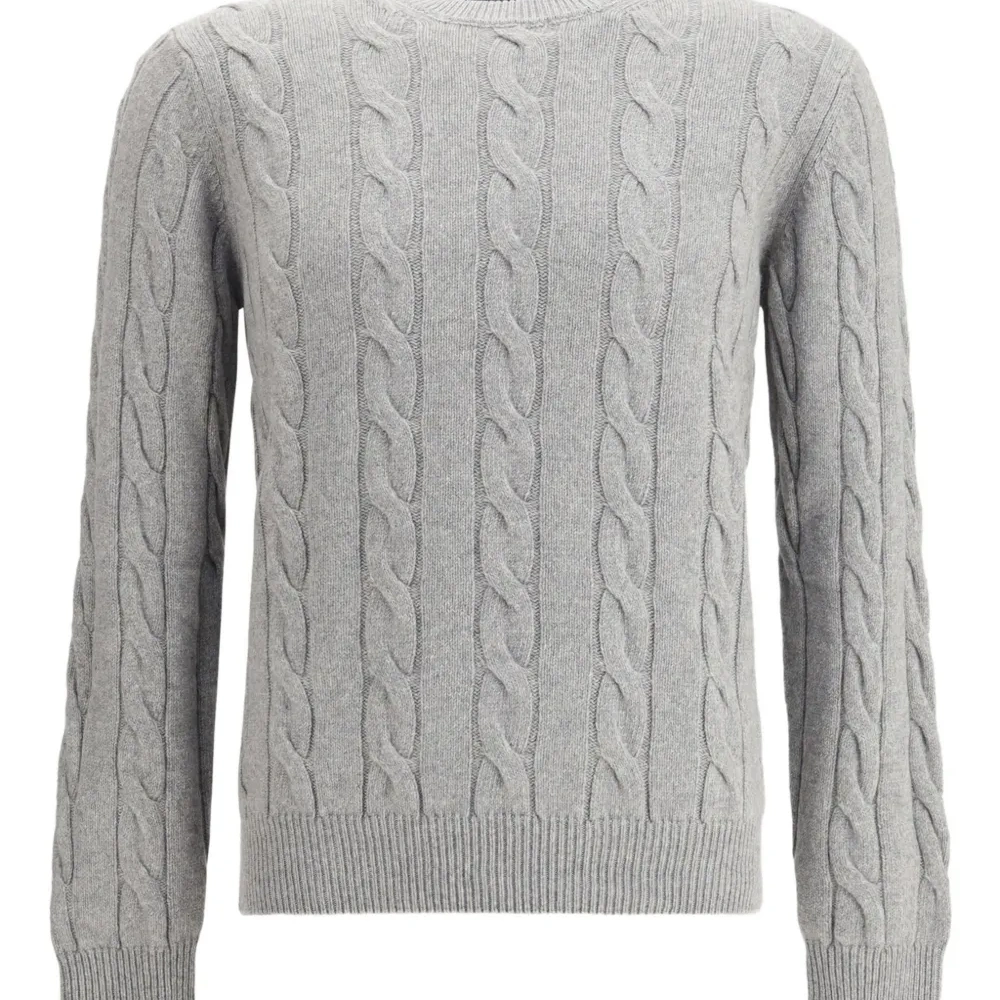 Женский свитер с круглым вырезом и косичкой