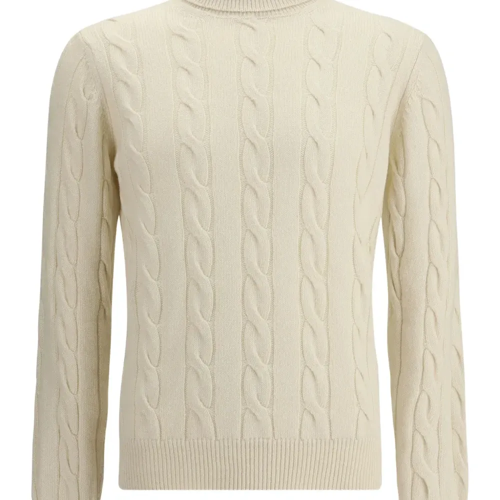 Свитер с косичкой