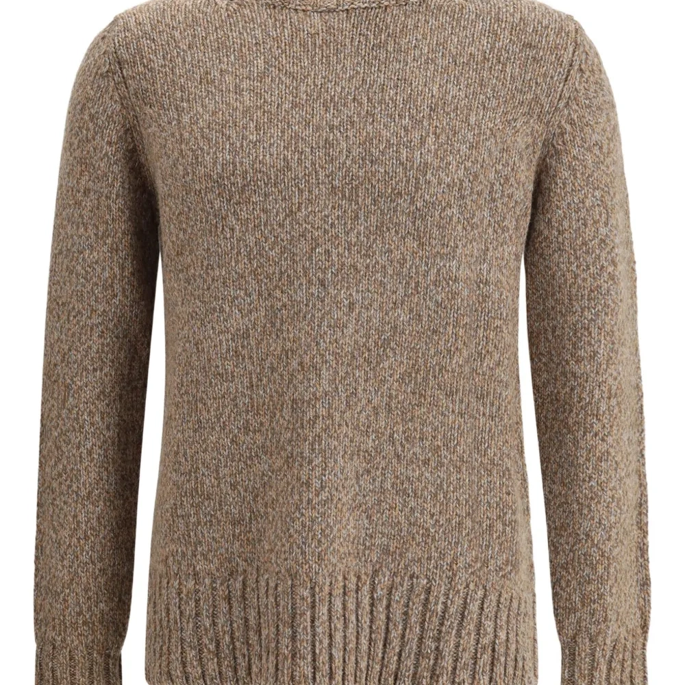 Свитер с круглым вырезом