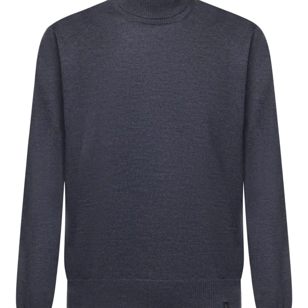 Свитер с высоким воротником