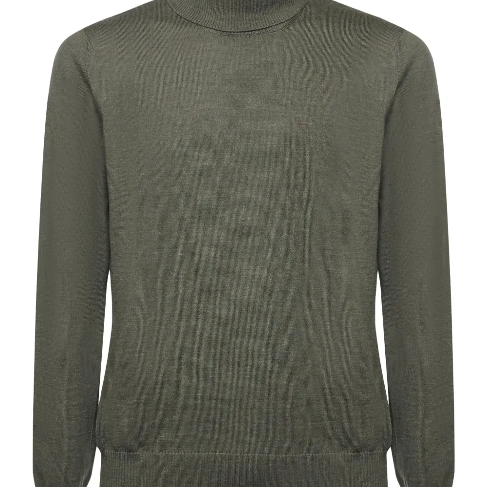 Свитер с высоким воротником