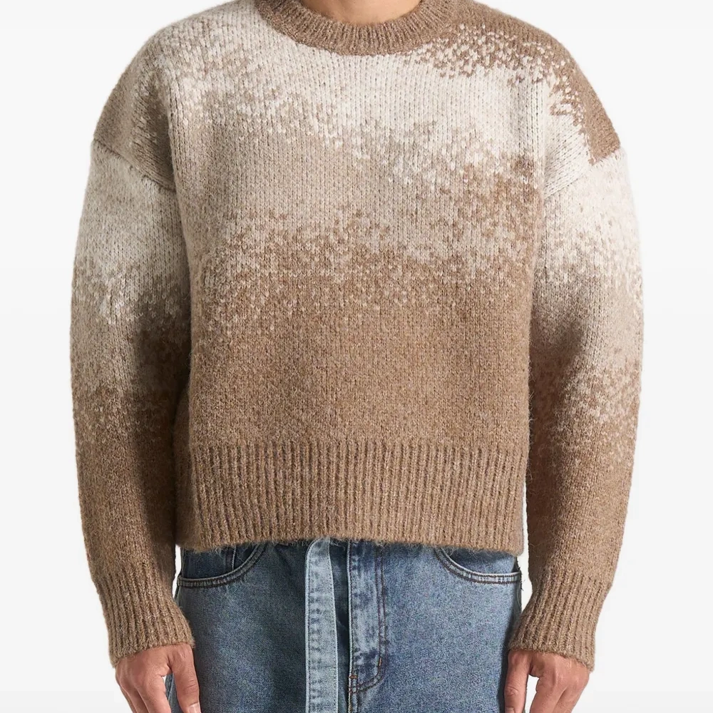 Свитер с круглым вырезом