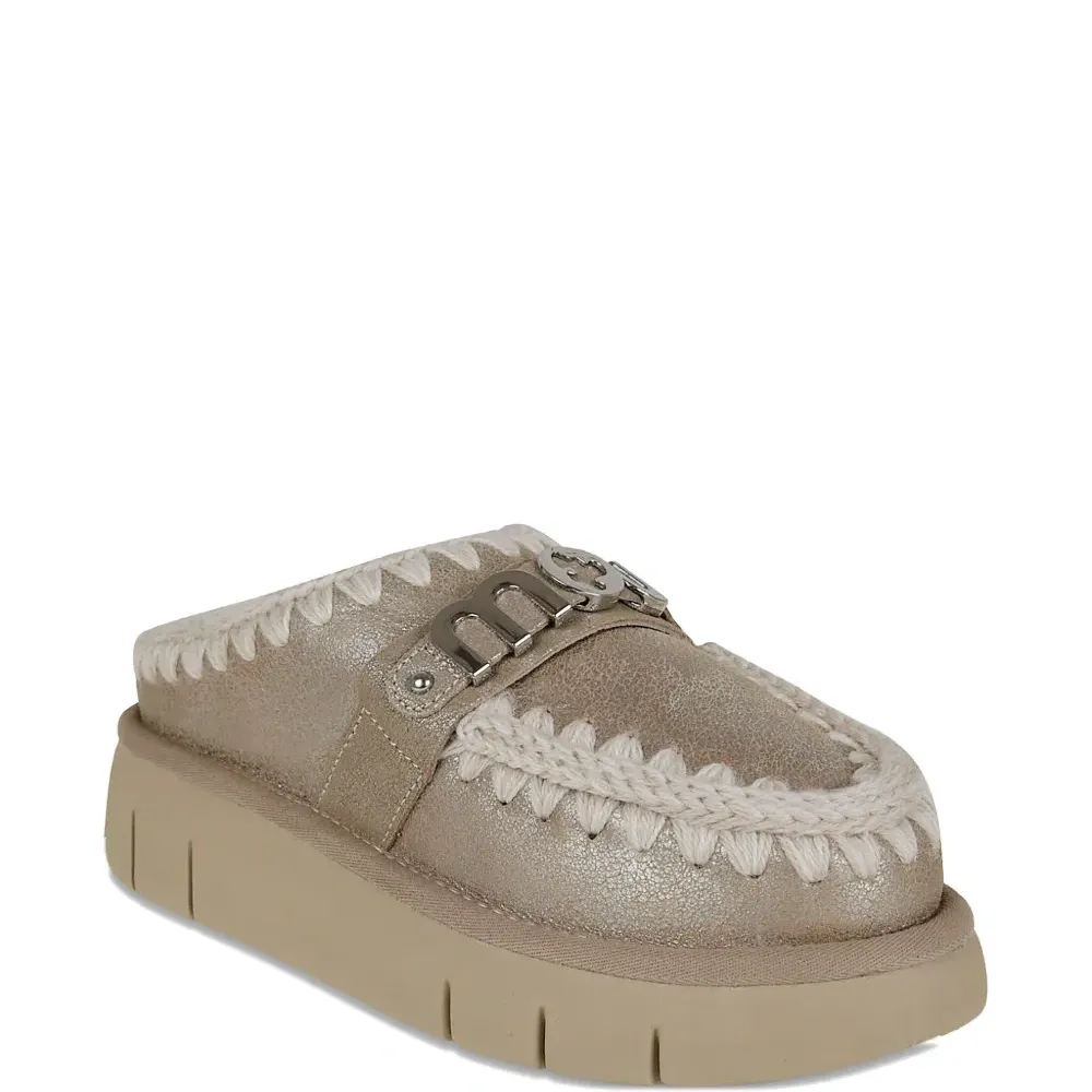 Мюли с пряжкой-логотипом и декоративной прострочкой