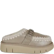 Мюли с пряжкой-логотипом и декоративной прострочкой