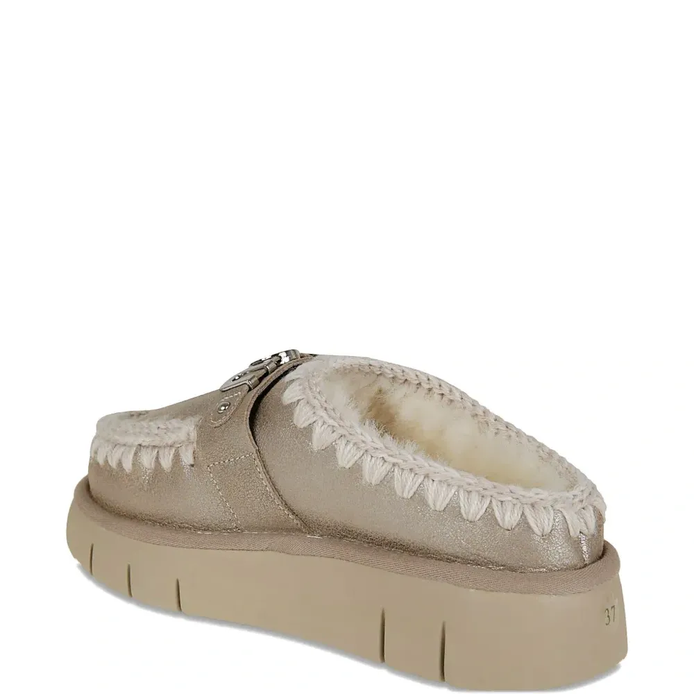 Мюли с пряжкой-логотипом и декоративной прострочкой