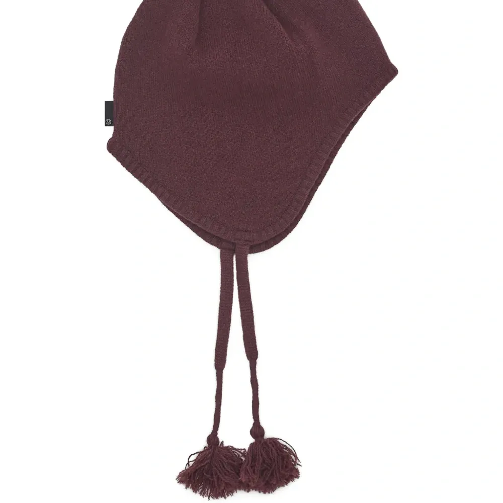 Вязаная шапка бордового цвета с кисточками