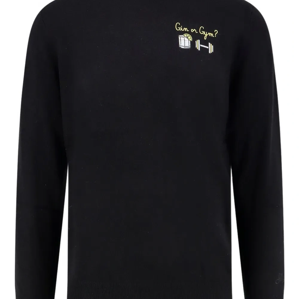 Свитер с вышитым мотивом