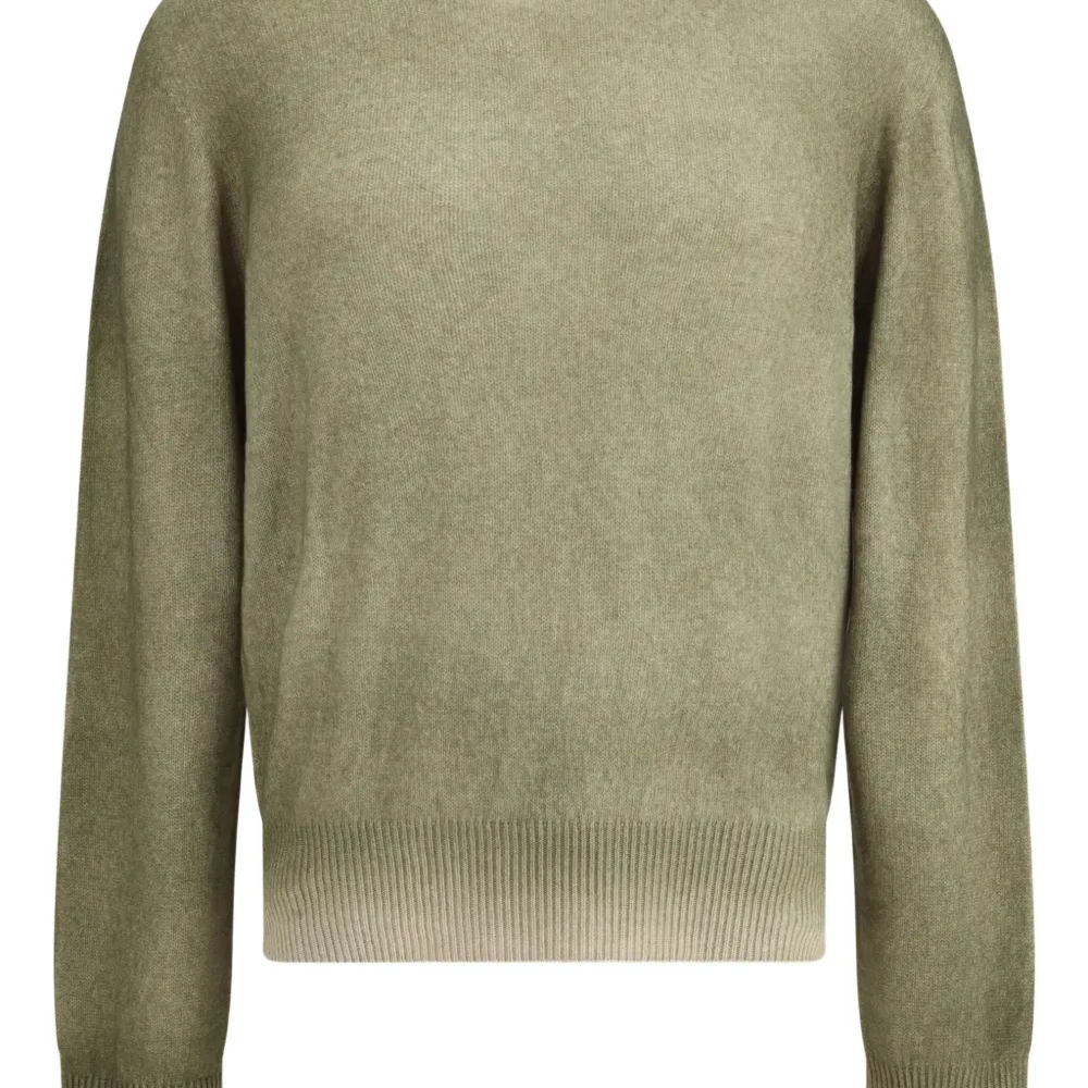 Свитер с круглым вырезом