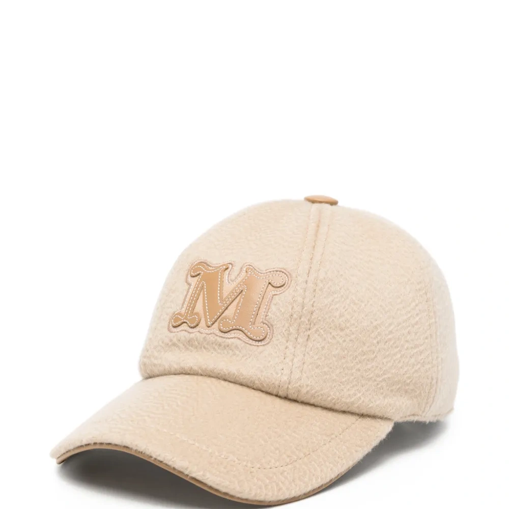 Кепка с фетровой буквой