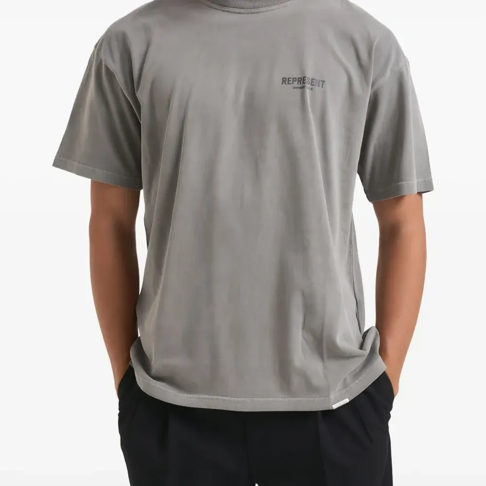 Футболка с логотипом