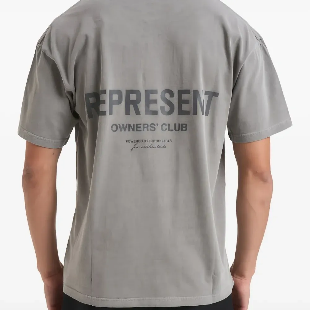 Футболка с логотипом