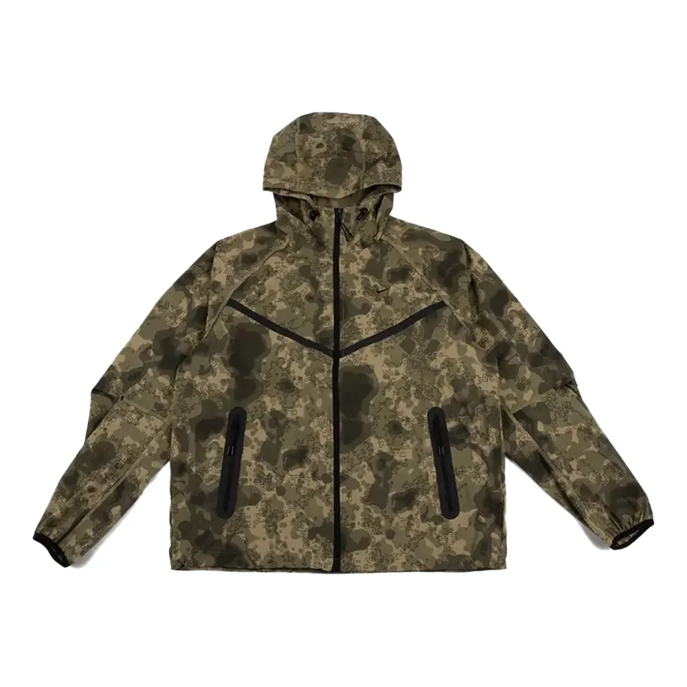 Ветровка с капюшоном