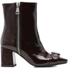 Сапоги с украшением в виде пряжки