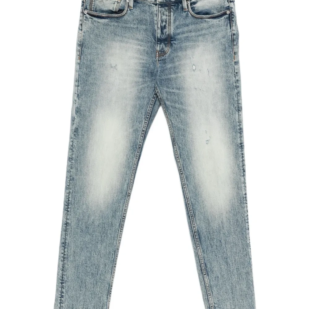 Джинсы с эффектом потертости