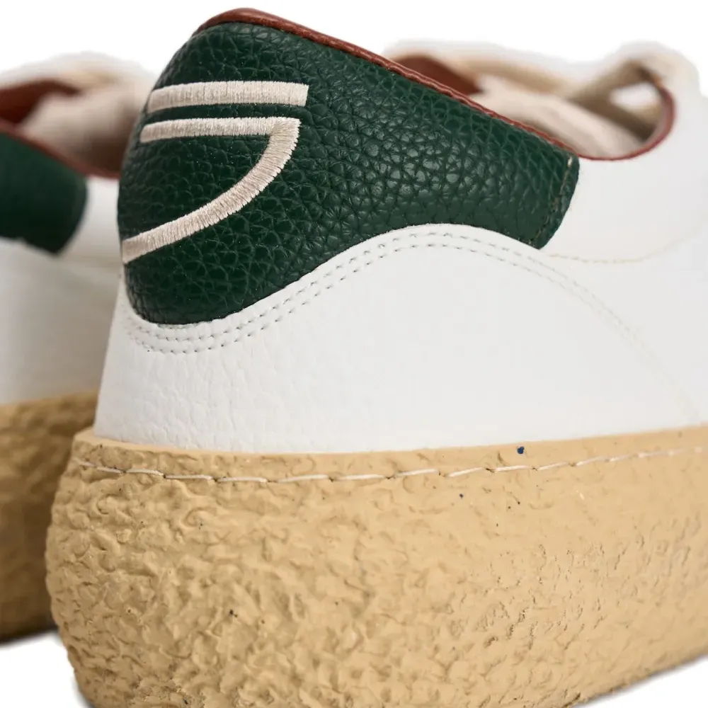 Кроссовки со шнуровкой и полосками